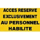 Pancarte "Accès réservé exclusivement au personnel habilité"